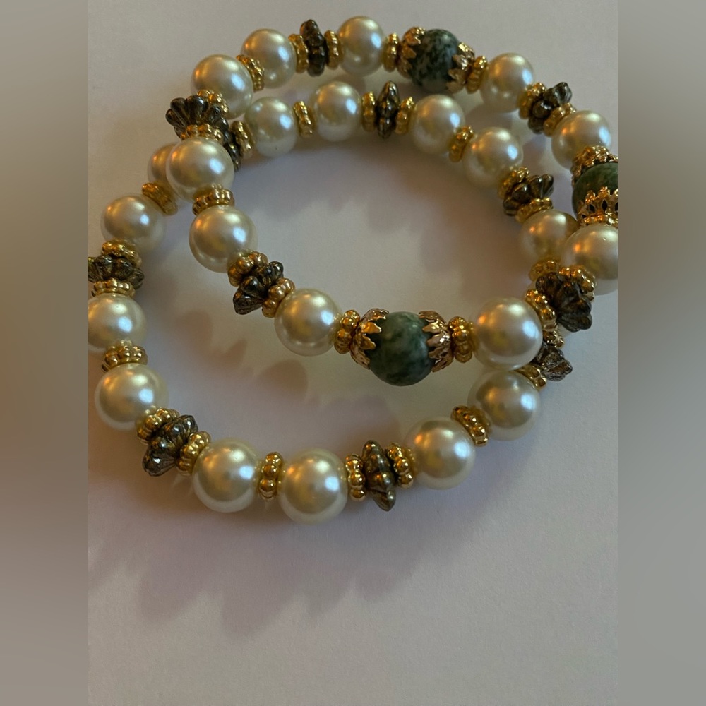 Pearl and Green Beaded bracelet set - stretchy